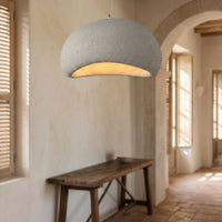 Suspension Albâtre coloris gris b, dans une villa méditerranéenne, allumée