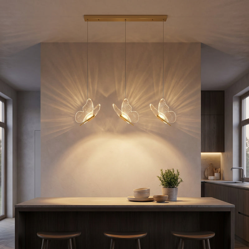 Suspension Papillon, avec un jeu de lumière au mur, allumée