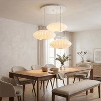 Suspension Opale, dans un intérieur lumineux, allumée