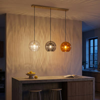 Suspension Carat, avec un jeu de lumière au mur, allumée