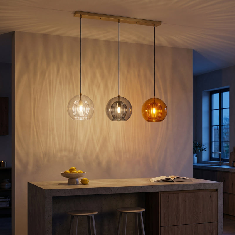 Suspension Carat, avec un jeu de lumière au mur, allumée