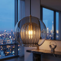 Suspension Carat coloris gris fumé, dans un penthouse new-yorkais au crépuscule, allumée