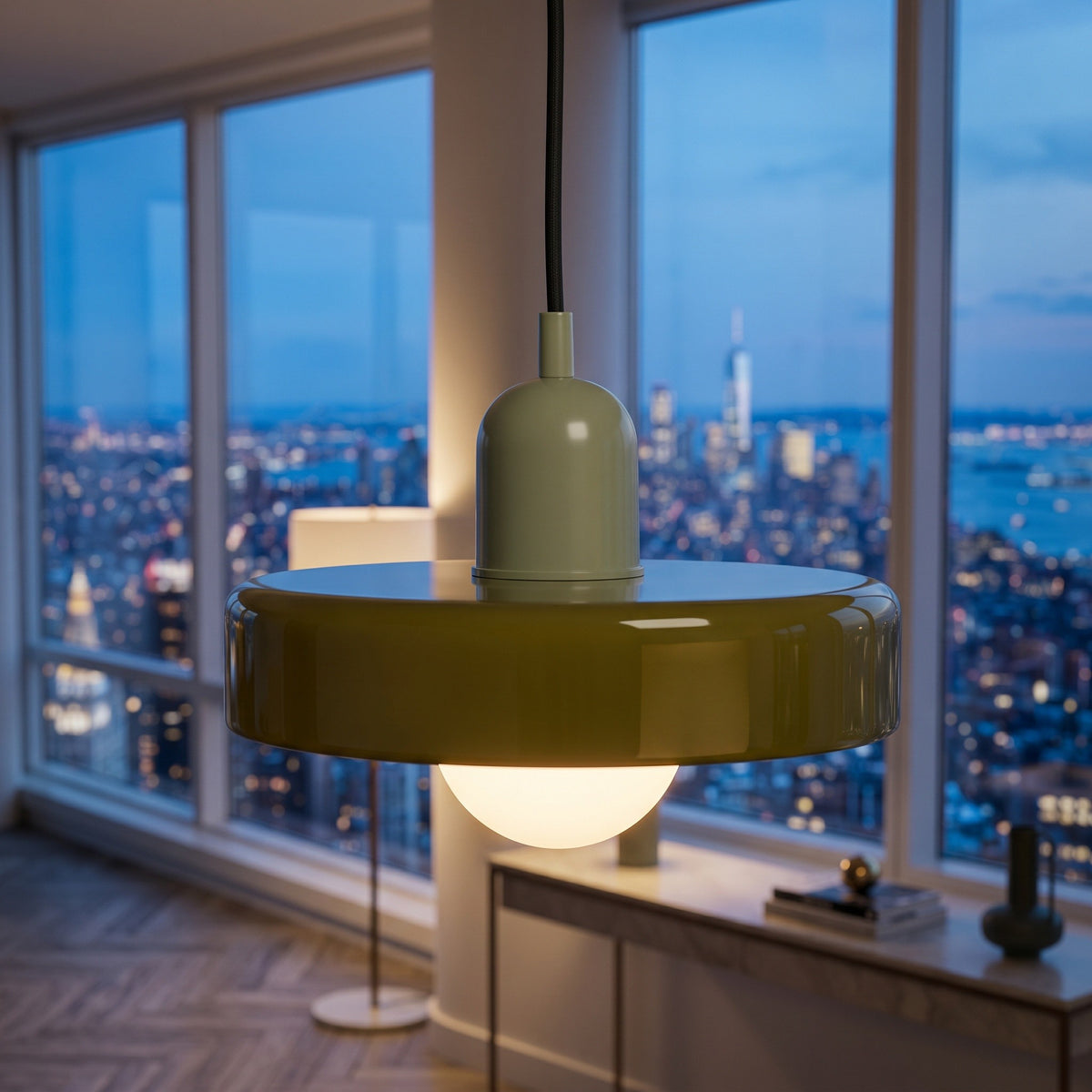 Suspension Auréole coloris vert foncé - vert thé, dans un penthouse new-yorkais au crépuscule, allumée