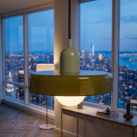Suspension Auréole coloris vert foncé - vert thé, dans un penthouse new-yorkais au crépuscule, allumée