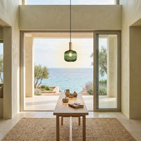 Suspension Gemme coloris modèle b, dans une villa avec vue sur la mer, allumée