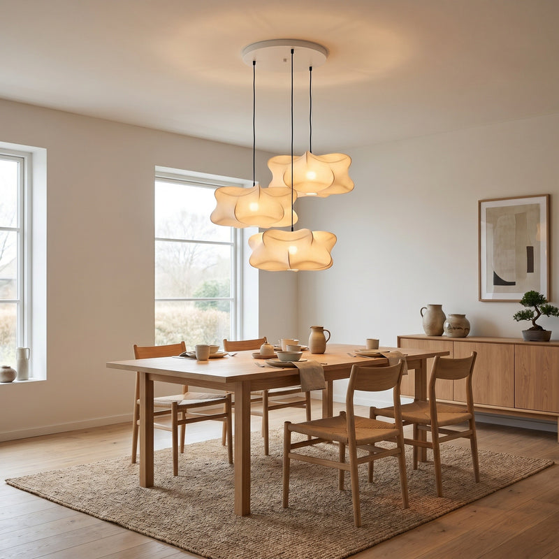 Suspension Pivoine, dans un intérieur lumineux, allumée