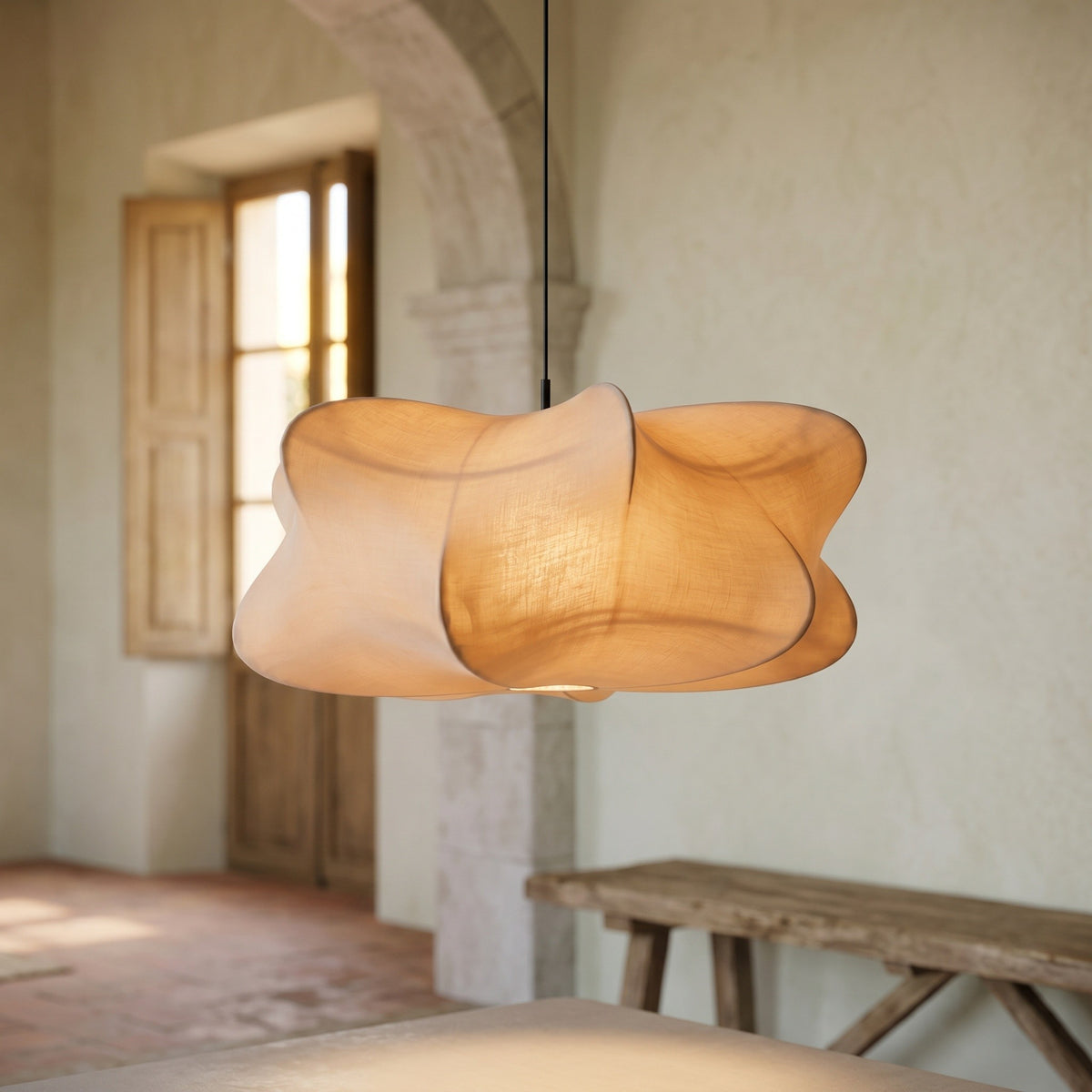 Suspension Pivoine, dans une villa méditerranéenne, allumée