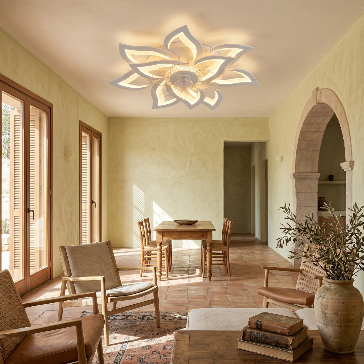 Ventilateur de plafond fleur LED, pales rétractables, dans une villa méditerranéenne, allumée