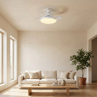 Ventilateur de plafond LED à pales rétractables, installé au plafond d'un salon contemporain lumineux