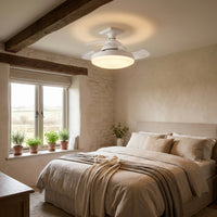 Ventilateur de plafond LED pales rétractables, dans une maison de campagne au matin, allumée