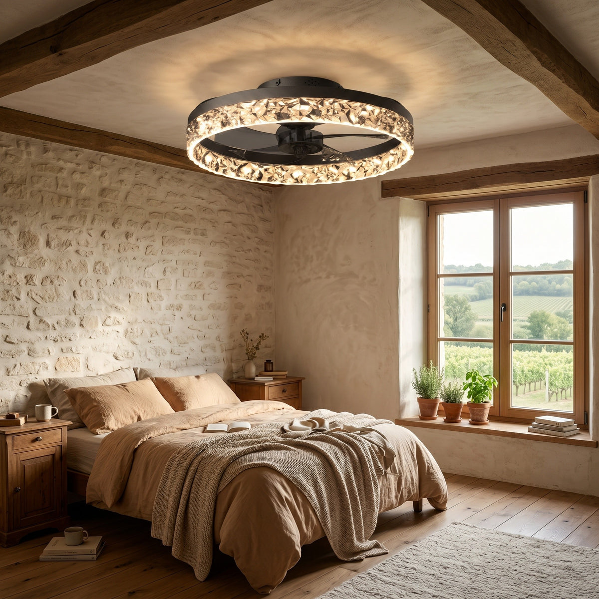 Ventilateur de plafond compact LED cristal coloris noir, dans une maison de campagne au matin, allumée
