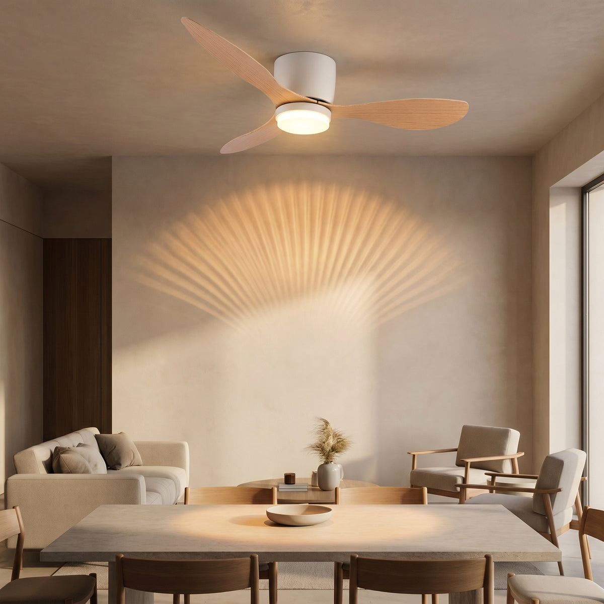 Ventilateur de plafond LED avec télécommande coloris bois, à la tombée de la nuit, cosy, allumée