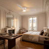 Ventilateur de plafond LED avec télécommande coloris blanc, dans un appartement haussmannien, allumée