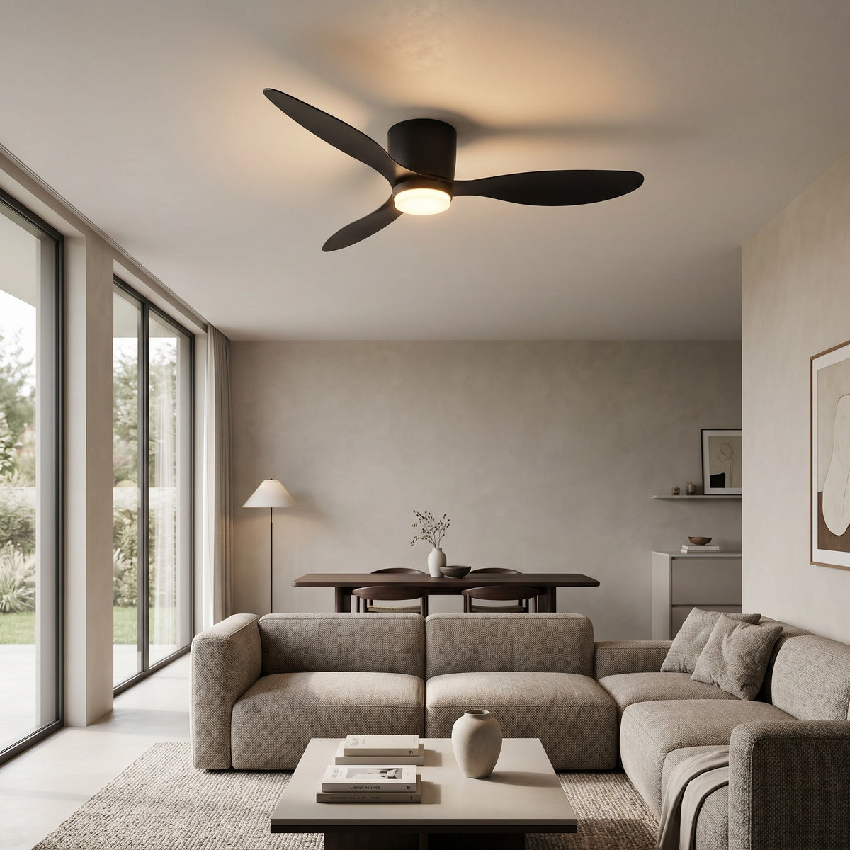 Ventilateur de plafond LED avec télécommande coloris noir, dans un intérieur lumineux, allumée