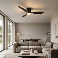Ventilateur de plafond LED avec télécommande coloris noir, dans un intérieur lumineux, allumée